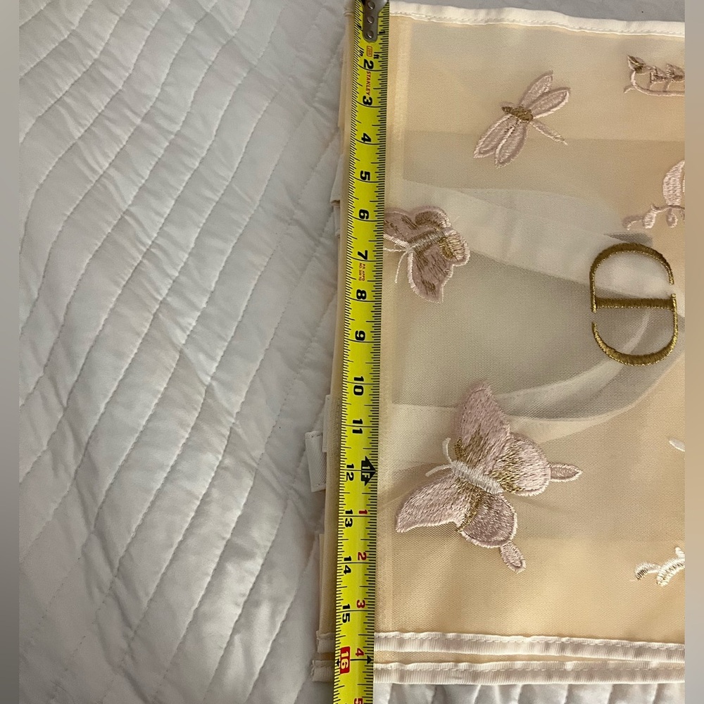 Stylish Dior Beauty GWP tote.
Cream Lace tote with embroidered buttertly - Picture 14 of 14